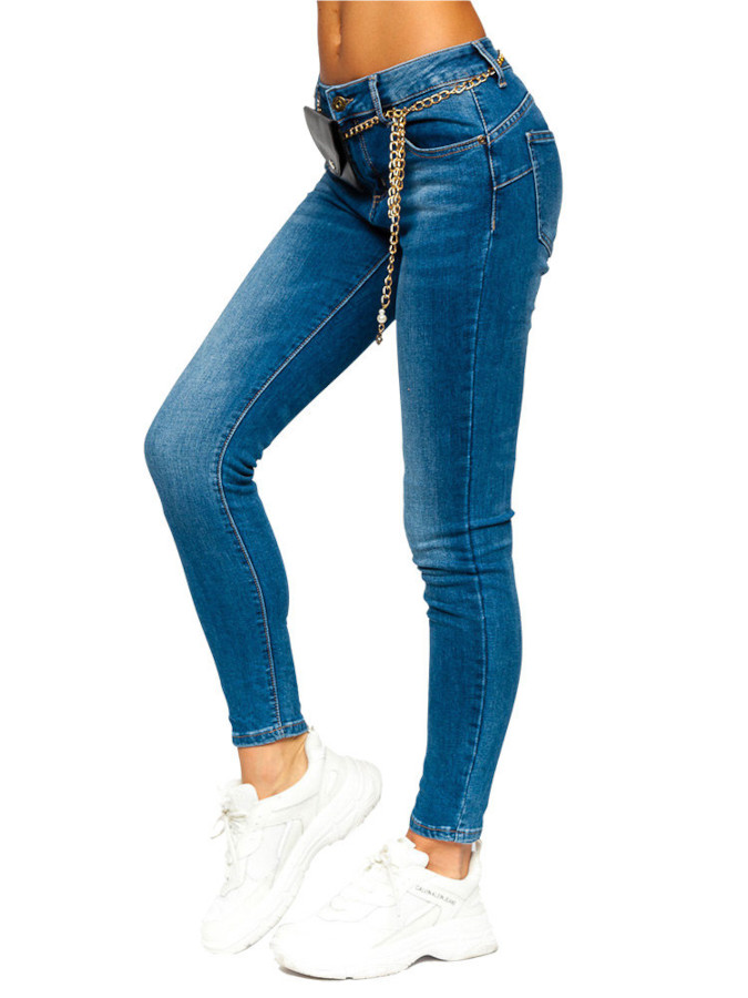 Granatowe-spodnie-jeansowe-damskie-Push-Up-z-lancuszkiem-z-saszetka-Denley