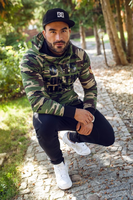 Jak modnie nosić ubrania w moro?