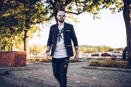 Ubrania z nadrukiem. Jak stworzyć ciekawy look?