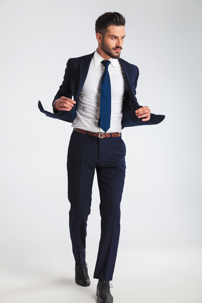 Granatowy garnitur - jak go nosić? 