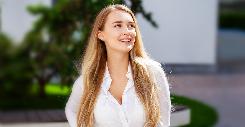 Biała bluzka — stylizacje na co dzień i na wyjście