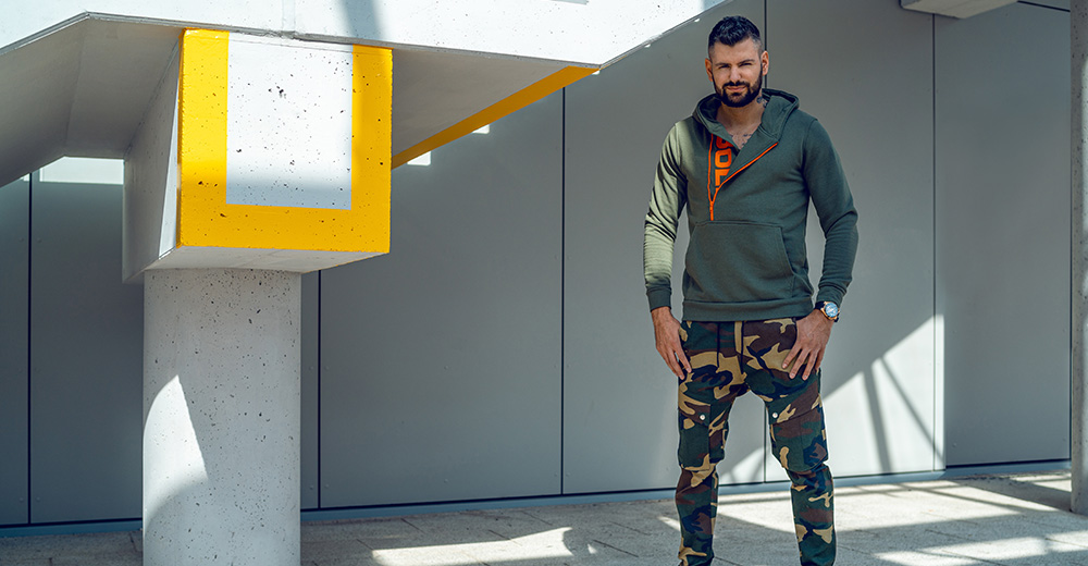 Kolory ziemi — ubrania, dodatki. Jak je nosić i łączyć?