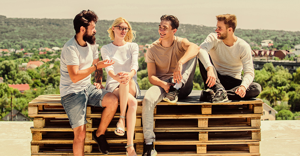 Basic latem – co warto mieć w kapsułowej garderobie wakacyjnej?