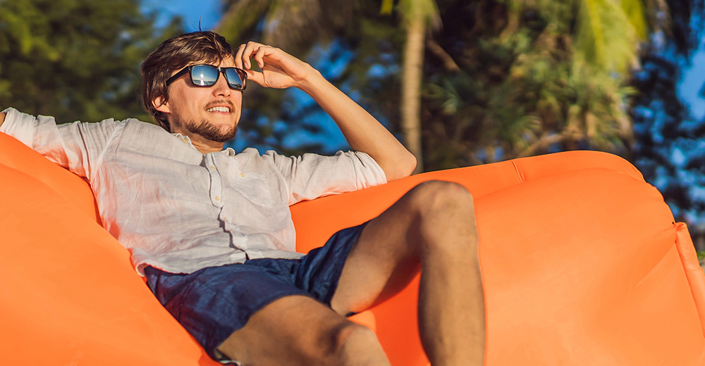 Męskie stylizacje plażowe – z kąpielówek do beach baru