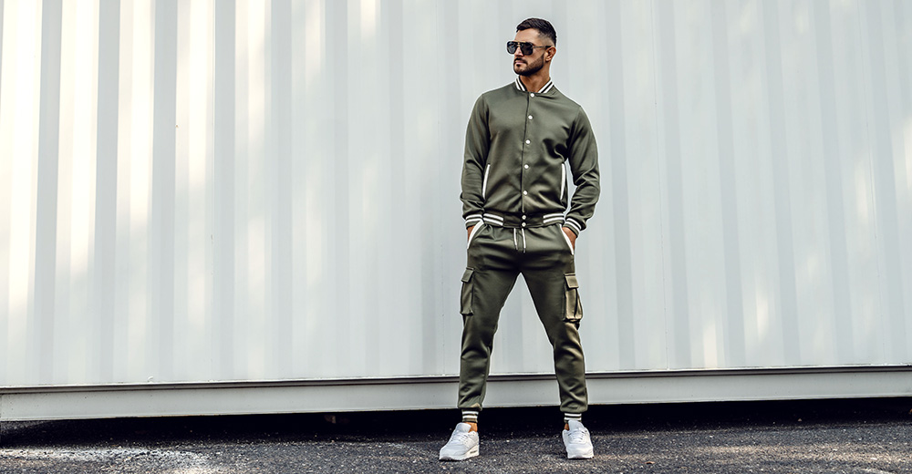 Spodnie bojówki – praktyczne i stylowe rozwiązanie nie tylko na wypad za miasto