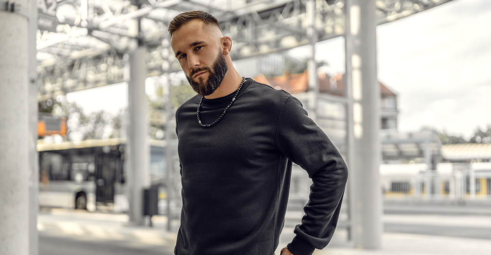 4 modele bluz basic, które sprawdzą się przez cały rok