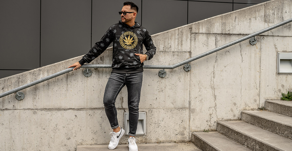 Bluza z nadrukiem – wyrazista baza każdej stylizacji. 3 pomysły na modne outfity