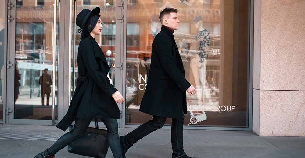 5 pomysłów na męskie stylizacje z czarnym płaszczem oversize – z czym go łączyć?