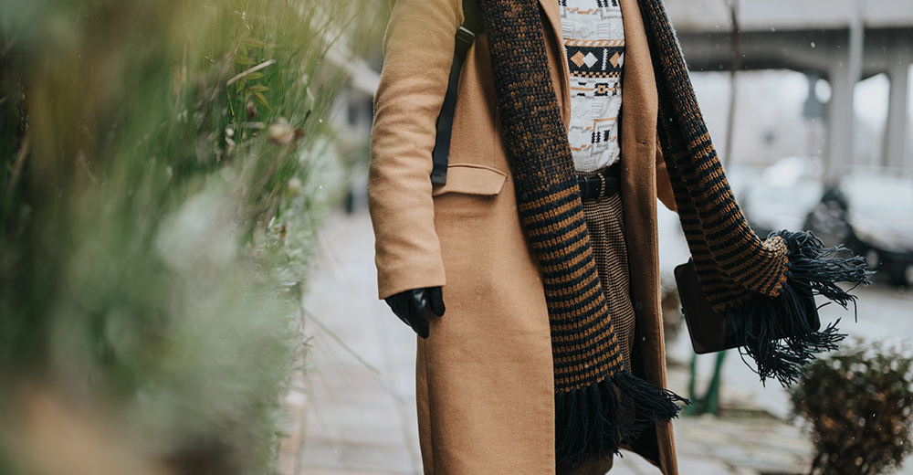 Jaki szalik sprawdzi się do brązowego płaszcza?