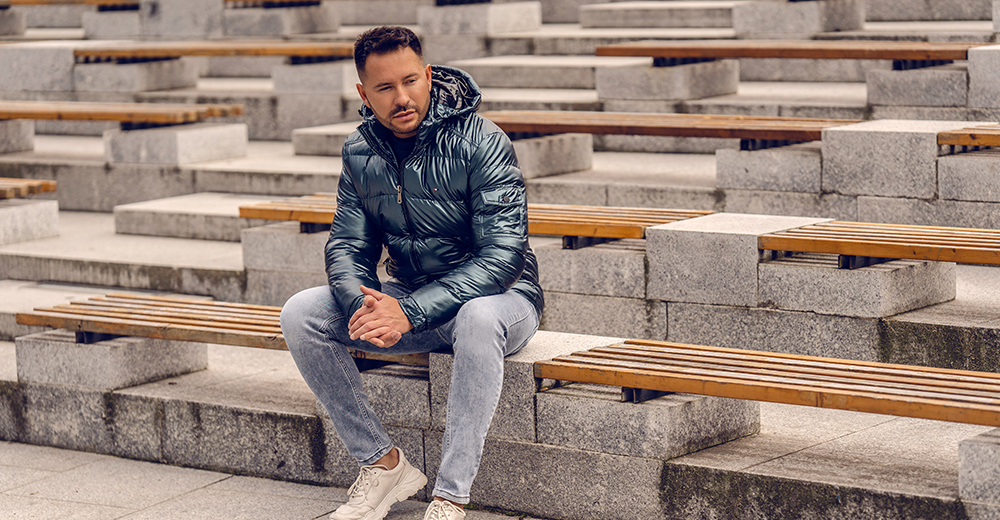 Jak stworzyć ciepły i stylowy zimowy outfit z pikowaną kurtką?