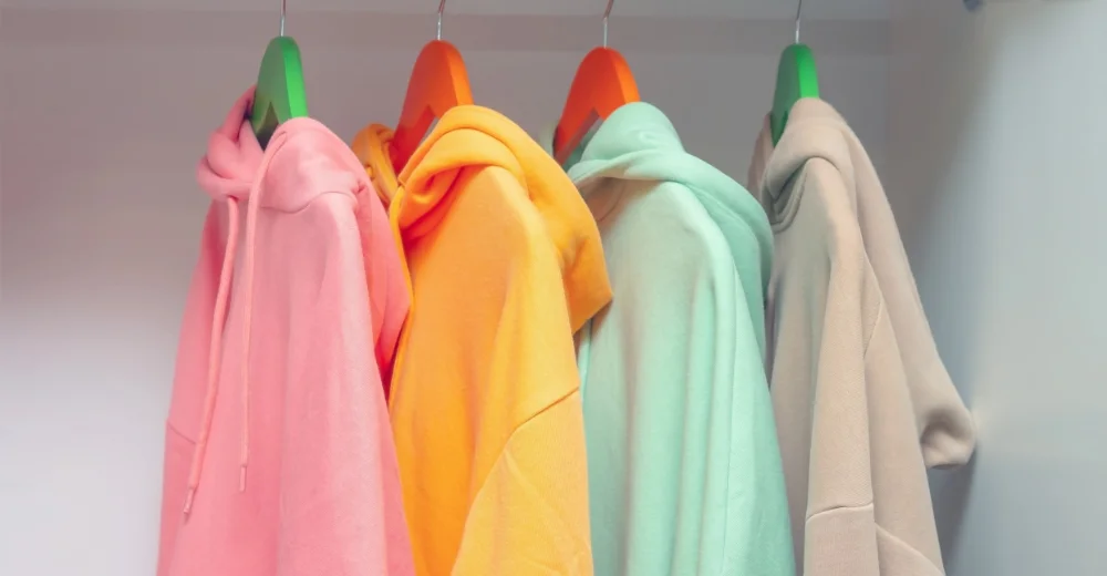 3 zasady jak łączyć różne kolory dresów, by uniknąć modowej wpadki.